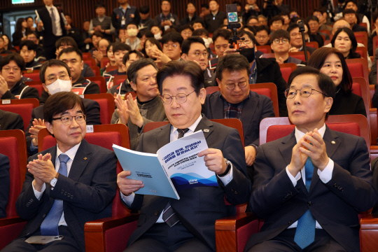 이재명 더불어민주당 대표가 12일 국회도서관에서 열린 '2025 더불어민주당 민생연석회의 20대 민생의제 발표회'에 참석해 20대 민생의제들을 살펴보고 있다.연합뉴스